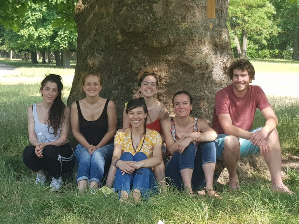 Atelier 0619 autolouange Groupes de jeunes adultes souriants contre un arbre dans un parc